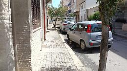 Vittoria: buca con l'auto, la lascia in sosta per ripararla e gli rubano lo pneumatico
