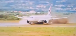 Spalato, l'aereo esce di pista e si schianta sui cartelli: la tragedia sfiorata in un video 