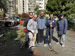 Minacciati da chi sporca il quartiere, i cittadini fanno da soli: armati di pale e rastrelli puliscono le strade