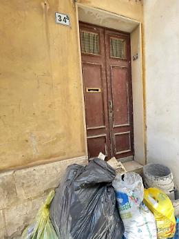 Ragusa, via Armando Diaz: materiale di risulta davanti a un'abitazione. La rabbia del residente