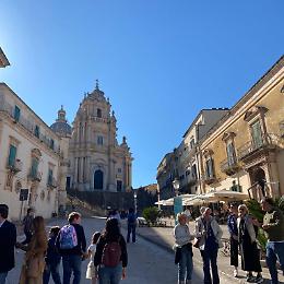 Gli operatori turistici di Ragusa Ibla contro la crisi internazionale: "Paghiamo il biglietto aereo a chi viene a pernottare nelle nostre strutture"