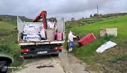 Strade trasformate in discariche: rimosse 235 tonnellate di rifiuti, allarme amianto sulle provinciali