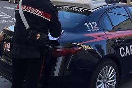 Si ferma per aiutare un uomo con il cane ma viene accoltellata: grave una biologa 54enne
