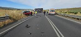 Tir tocca un'auto in curva, maxi incidente con due feriti sulla statale Catania-Gela