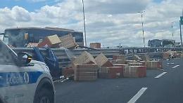 Lavatrici imballate "invadono" l'Asse dei Servizi: un tir perde il carico per strada