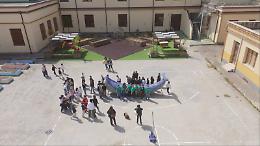 Una balena di 20mila bottiglie di plastica per insegnare il riciclo nelle scuole