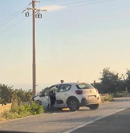 Ragusa, incidente stradale a Pizzillo: perde il controllo dell'auto e sbatte contro un palo della luce