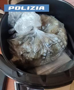 Marijuana nascosta nella friggitrice: arrestato un 31enne, aveva anche una pistola con silenziatore