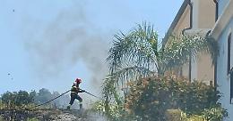 Scicli, incendio nella zona residenziale: chiamati i vigili del fuoco che domano il rogo