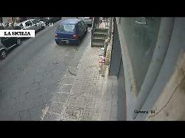 Catania, alla guida di una moto senza casco non ci pensa due volte ad investire agente della Polizia locale: videocamera riprende tutto