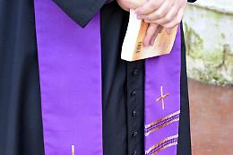 Chiesa senza sacerdoti: ora governano le donne (ma non sull'altare) 