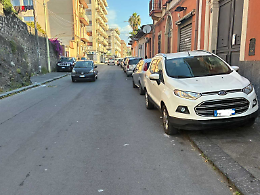 Segnalazione: marciapiedi invasi a Catania, pedoni costretti sulla carreggiata