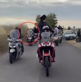 Un'altra corsa clandestina fra calessini:  atteggiamenti di sfida a volto scoperto sui video 