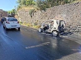 Traffico in tilt per un'auto in fiamme