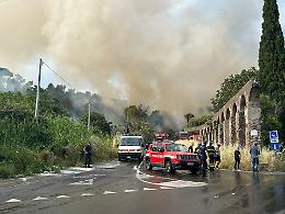 Fiamme alla Timpa di Leucatia a Catania: due vigili del fuoco feriti durante le operazioni 