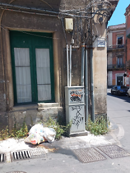 Catania: accumulo rifiuti con possibile rischio igienico-sanitario