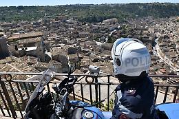 Blitz antidroga a Modica, perquisizioni con i cani poliziotto