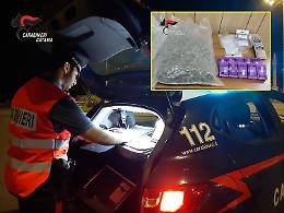 Pusher catanese beccato con la droga in casa a Mascalucia: aveva 10 panetti di hashish e quasi un chilo di marijuana 