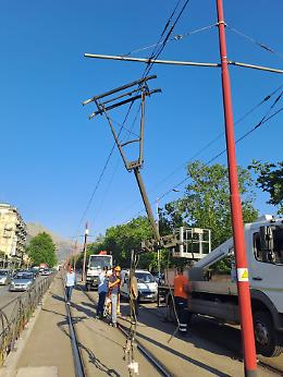 Camion danneggia i cavi del tram, traffico in tilt a Palermo