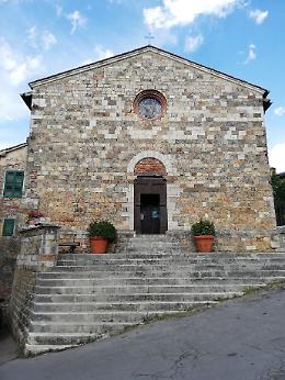 Caos a Monticiano: giovane aggredisce il parroco poco prima del funerale della moglie di Luciano Moggi