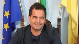 Il sindaco Di Stefano si trasforma in... eliminacode umano