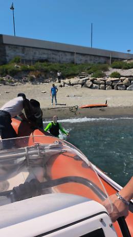 Surfista in difficolt&agrave; nello Stretto: intervento lampo della guardia costiera a Zona Falcata