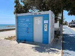 Marina di Ragusa, le toilette autopulenti chiuse e nel degrado. Caruso denuncia