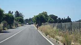 Marciapiedi invisibili e turisti in strada: l'incuria in via Petrarca sfregia la Valle dei Templi