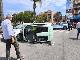 Incidente in via Vincenzo Giuffrida, minicar si schianta su un'auto posteggiata
