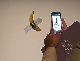 Giallo al Pompidou: rubata la banana di Cattelan da 6 milioni di dollari
