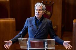 Doccia fredda per i fan: Baglioni costretto a rimandare i live di un anno intero 