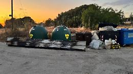 Indignazione a Marina di Modica, ingombranti abbandonati accanto ai cassonetti dei rifiuti