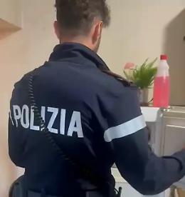 Sorpreso a spacciare proprio davanti casa: arrestato dalla polizia 