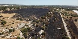Incendio doloso a Bellamagna tra Modica e Pozzallo, devastati ettari di macchia mediterranea e coltivazioni