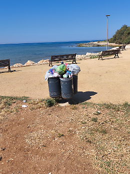 Marina di Ragusa tra degrado e incuria: area cani pericolante, spiagge sporche e verde abbandonato