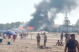 Fiamme al lido Monnalisa Beach a Tre Fontane: evacuata la spiaggia, cause ancora sconosciute