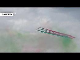 Frecce Tricolori sorvolano Roma per il 2 giugno: scia tricolore nel cielo sopra l'Altare della Patria