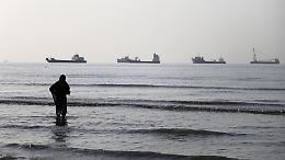 Il Golfo torna a bruciare: scontro diretto tra Washington e Teheran