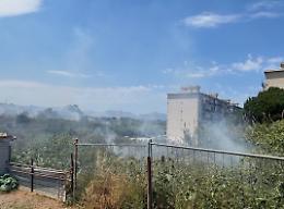 Le fiamme minacciano Bagheria, allarme fumo nelle abitazioni