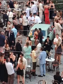 Dua Lipa e Callum Turner, matrimonio a cielo aperto in piazza: Palermo diventa un salotto