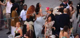 Festa di matrimonio tra insulti dei palermitani e scritte oscene: Dua Lipa offre del denaro per placare l'ira dei residenti
