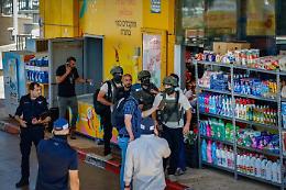 Attacchi nel centro di Israele: Hamas li definisce "eroici" mentre si intensifica la caccia all'uomo