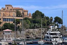 Nozze Dua Lipa-Callum Turner, a Bagheria e a Palermo si "smonta" e anche il superyacht Nero molla gli ormeggi