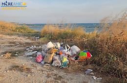 Spiagge di San Leone invase dai rifiuti: la denuncia di Mareamico