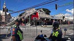 Il terremoto che ha piegato le Filippine: rischio tsunami, edifici crollati e la lunga scia di morte