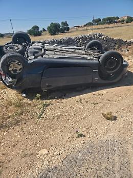 Grave incidente sulla Ragusa mare, si capovolgono con l'auto