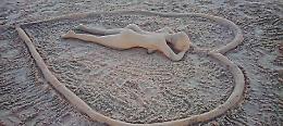 Donnalucata, le sculture per caso sulla spiaggia attirano i bagnanti