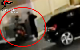 Ramacca, in cinque contro uno lo prendono a calci e pugni per rubargli il motorino: denunciato un minorenne, si cercano i complici