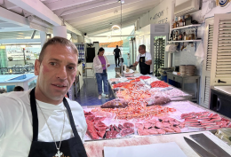 Lezioni di cucina seduti al tavolo: &laquo;Turisti impazziti dai crudi di mare&raquo;