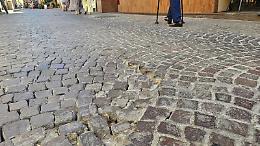 Il salotto buono della citt&agrave; &egrave; ormai impraticabile e si moltiplicano gli incidenti per i pedoni